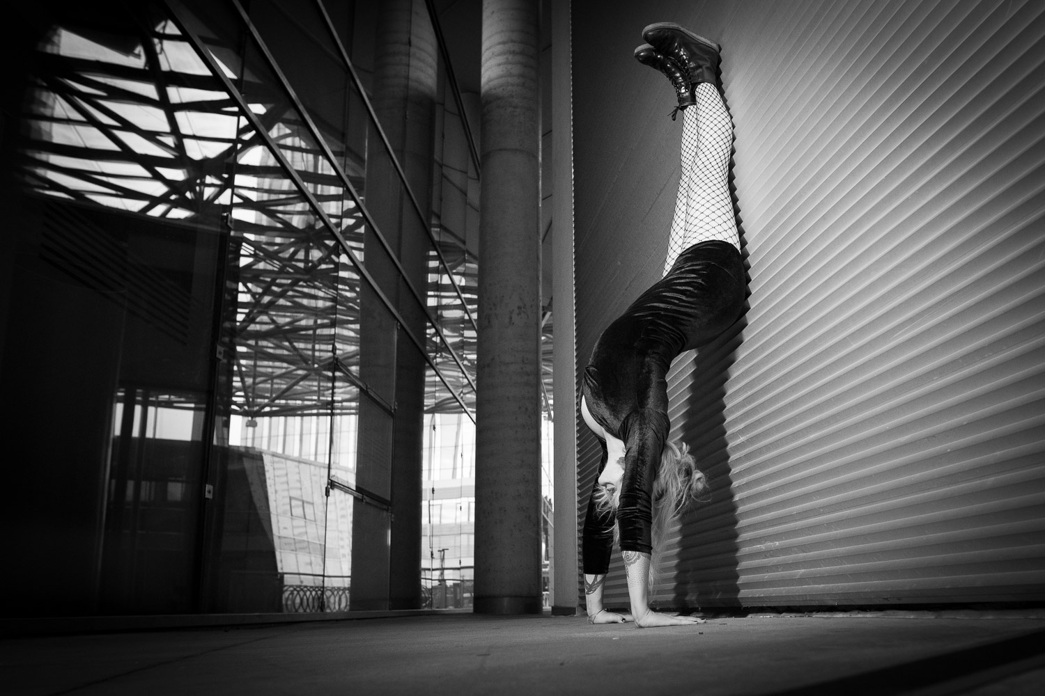 Eine Frau macht einen Handstand