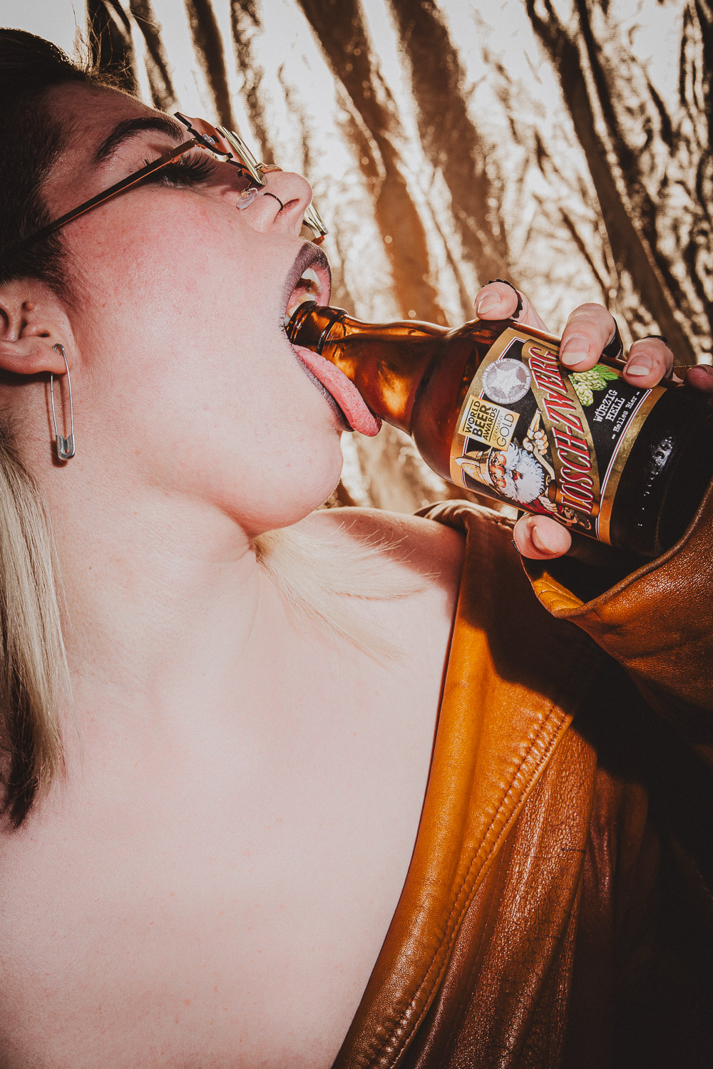 Eine Frau rtinkt lasziv aus einem Bier.